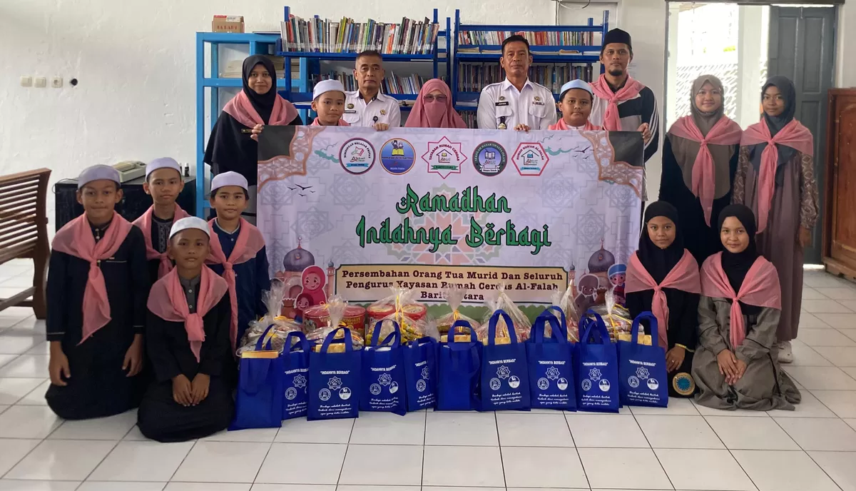 Petugas Lapas Muara Teweh Saat Menerima Bantuan Sosial dari Yayasan Rumah Cerdas Al Falah