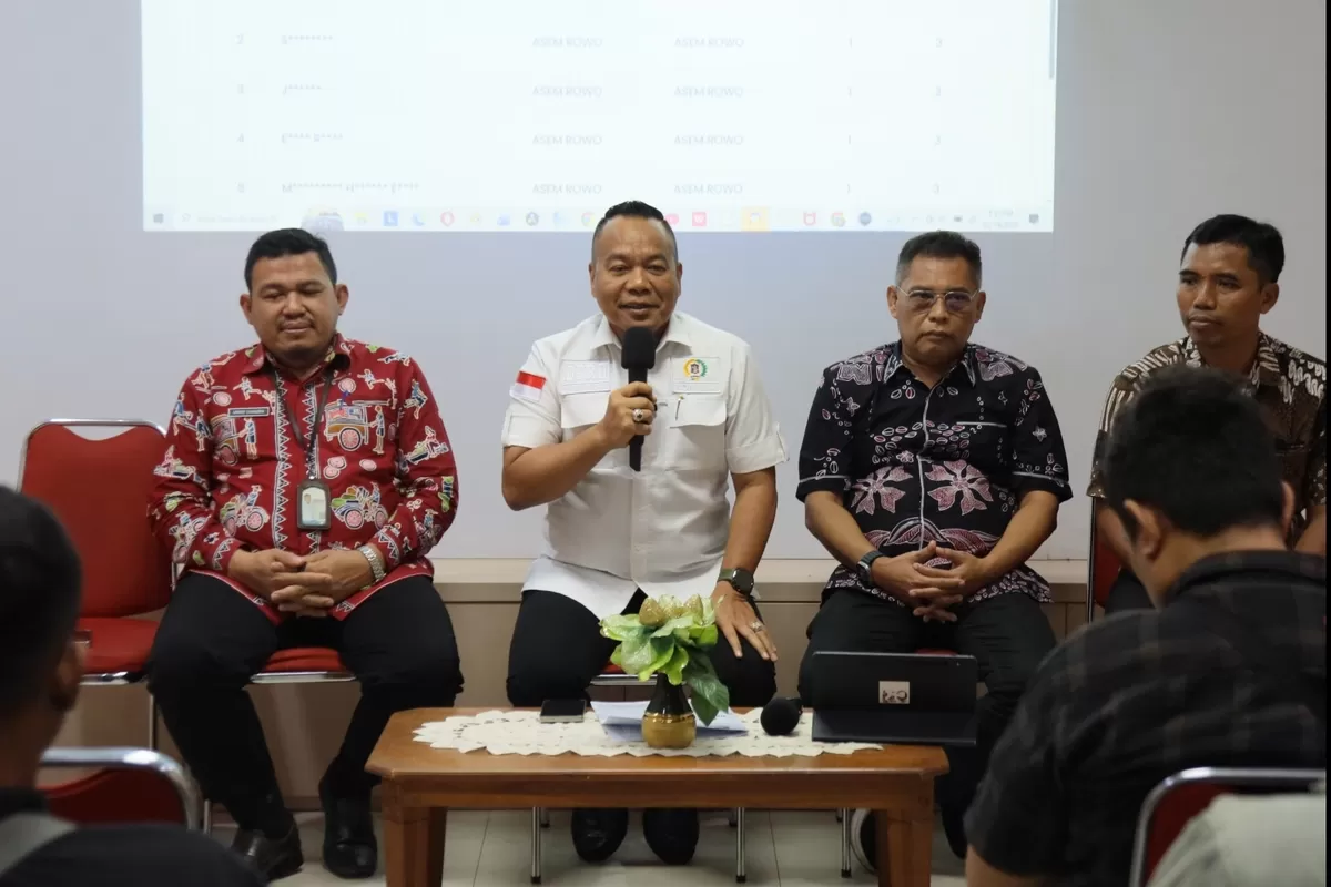 Ketua Komisi A DPRD Surabaya, Yona Bagus Widyatmoko bersama Jajaran BPS dan Dispendukcapil Surabaya (Nawi)