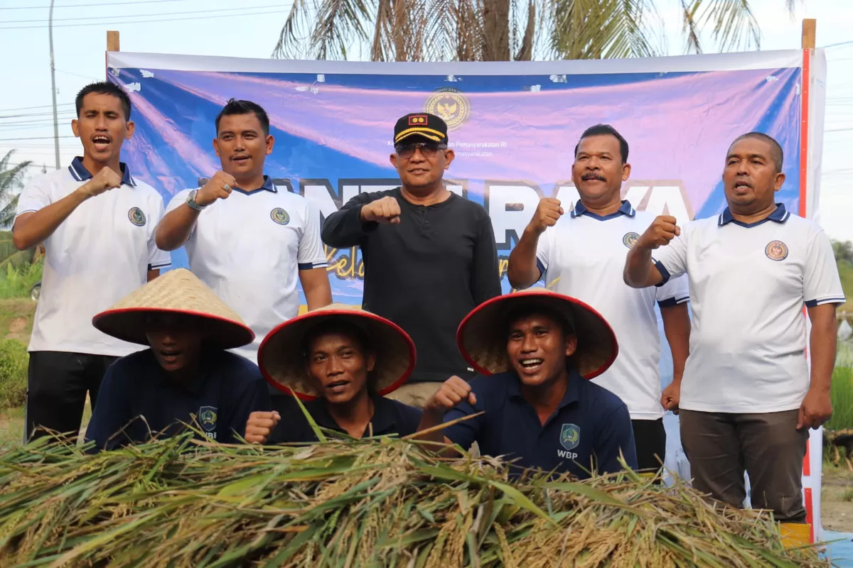 Kalapas Rantauprapat dan Jajaran Saat Kegiatan Panen Padi