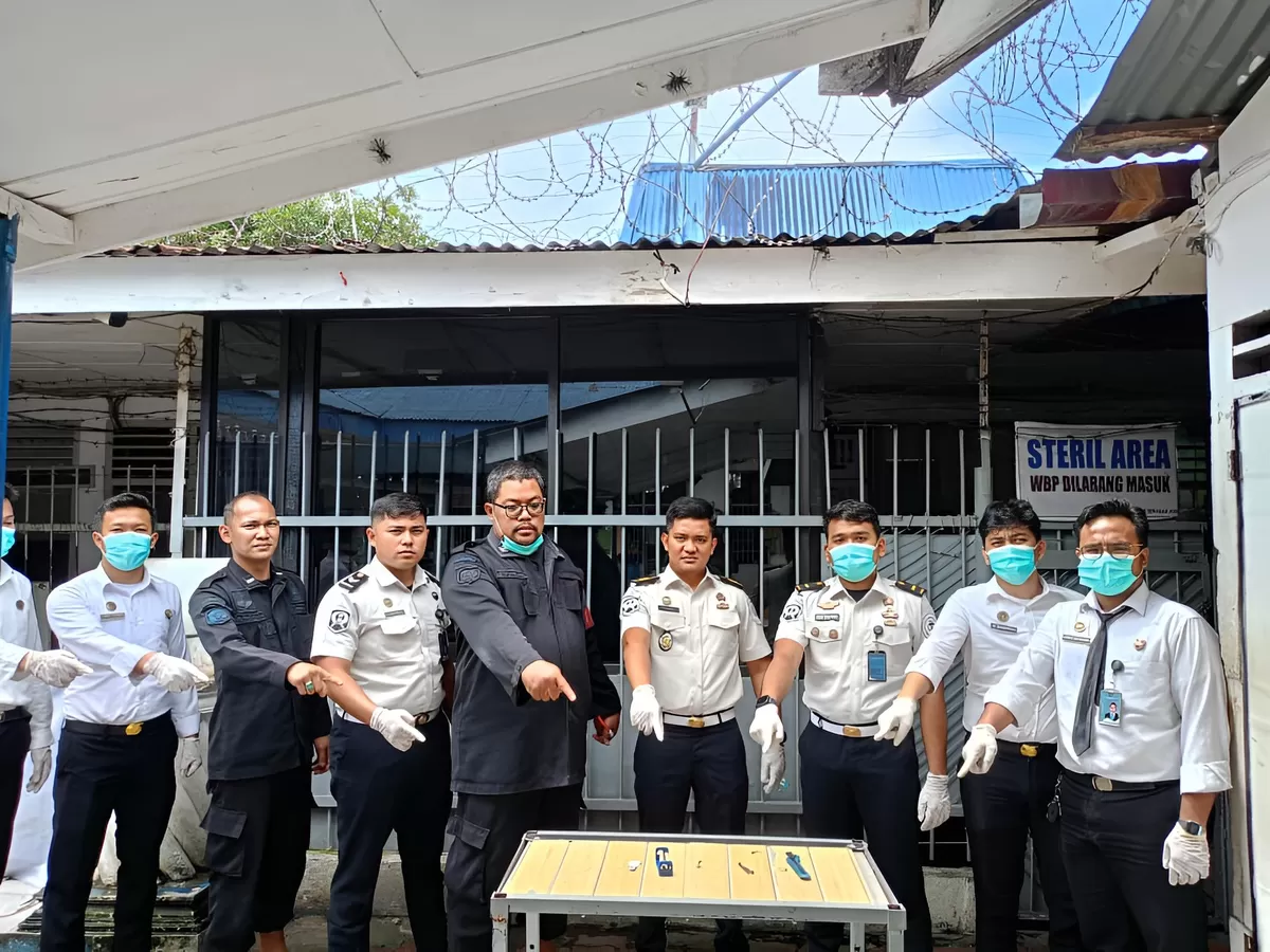 Kasubsi Kamtib Lapas Kotapinang dan Jajaran Setelah Penggeledahan Kamar Hunian