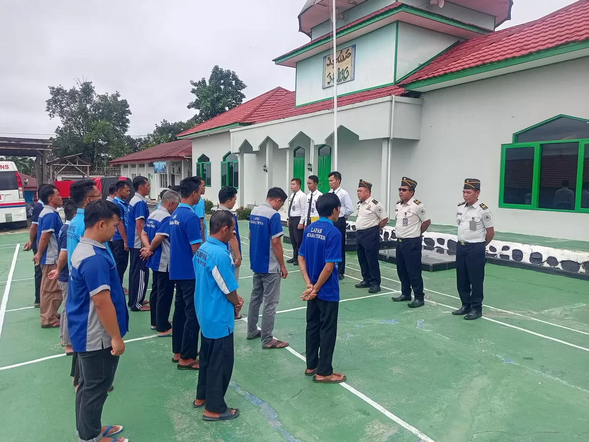 Kasi Adm Kamtib dan Ka. KPLP Lapas Muara Teweh Saat Kegiatan Apel Pagi
