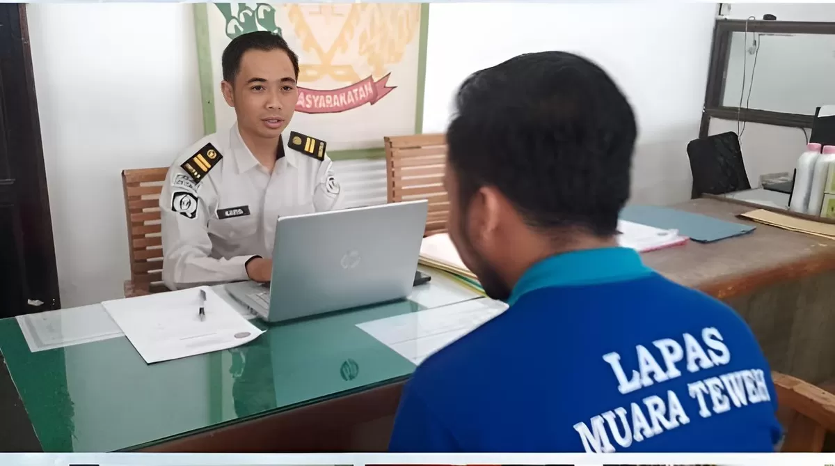 Petugas Bapas Muara Teweh Saat Penggalian Data Terhadap WBP
