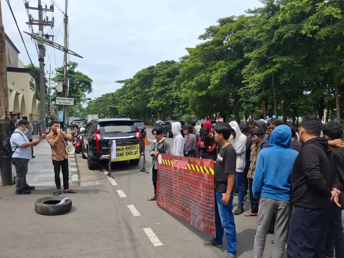 Aksi Solidaritas Pemuda Mahasiswa Merah Putih Koordinator Jawa Timur kembali melakukan aksi massa di depan Kejaksaan Tinggi Jawa Timur (Nawi)