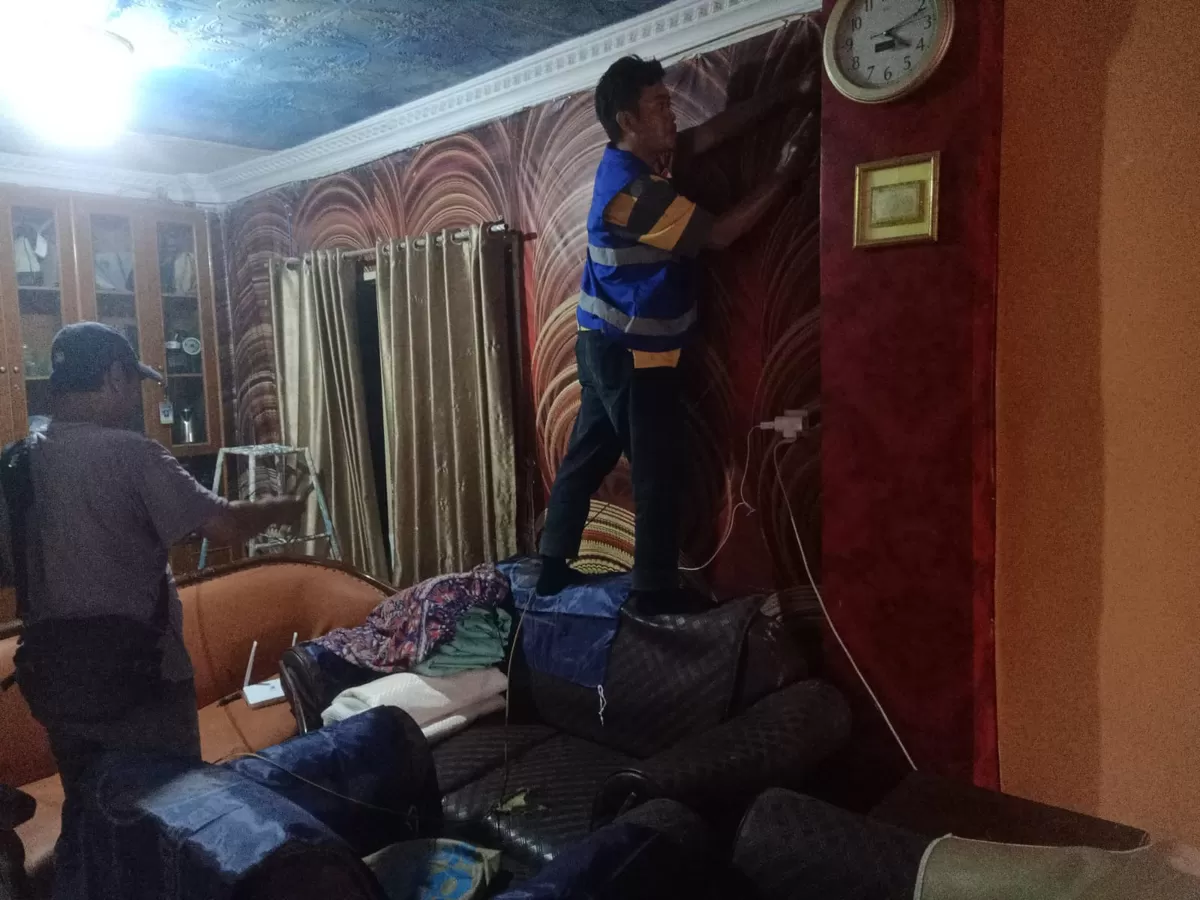 Petugas Intalasi Sedang melakukan pemasangan instalasi internter rakyat salah satu rumah warga di Kota Tegal (Agus R)