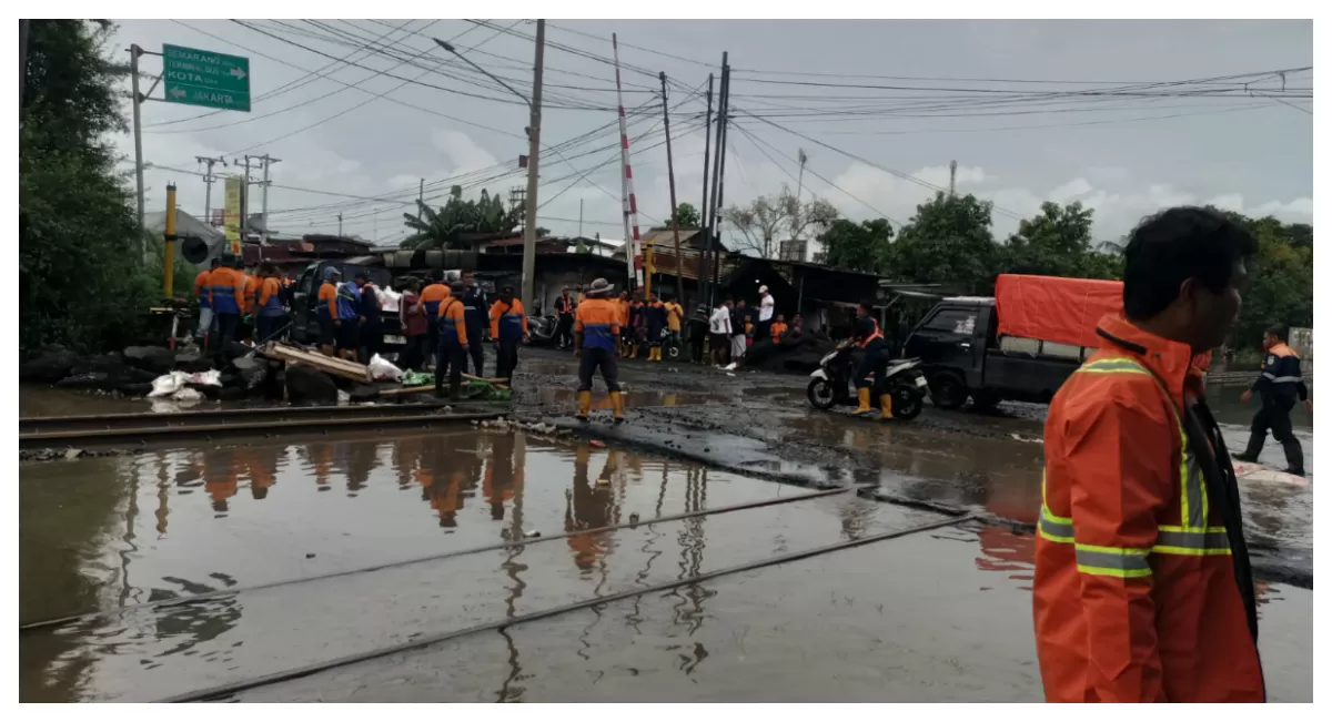 PT KAI  Daop 4 Semarang, Berjaga di titik rel terendam Banjir (AGUS R) 