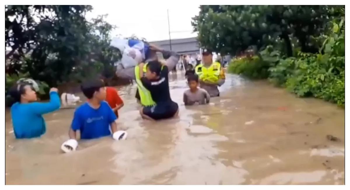 Polisi bantu Warga Sebrangkan anak anak korban banjir Pemalang (Agus R)