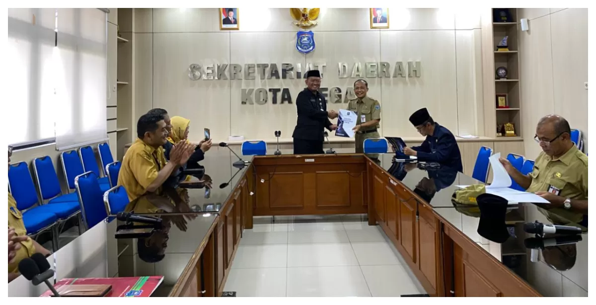 Penyerahan SK Perjanjian Kerja Secara Simbolis oleh Sekda Kota Tegal (Hidayatulloh)
