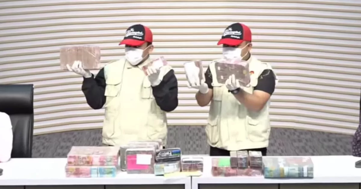KPK tunjukkan barang bukti uang dalam OTT Bupati Pati Sudewo. (YouTube/KPK)