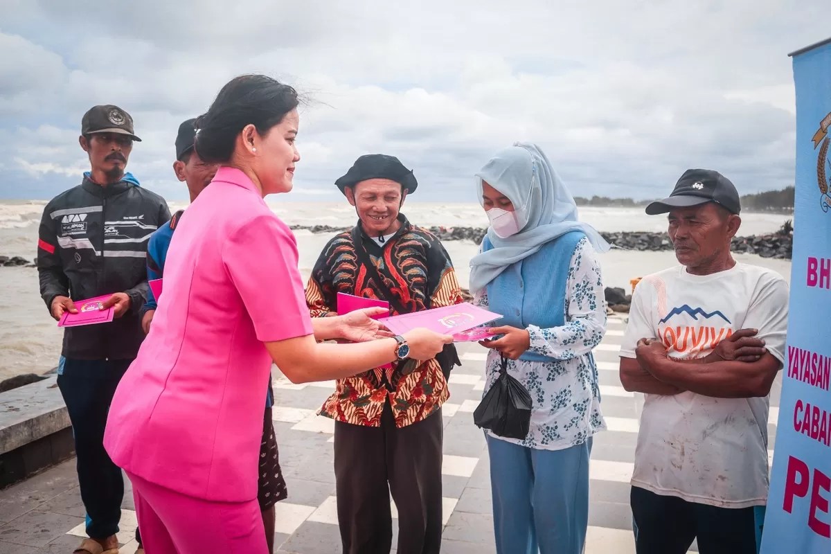 Ketua Bhayangkari Cabang Tegal Kota, Ny. Henny Antariksa menyerahkan bantuan {Agus R)