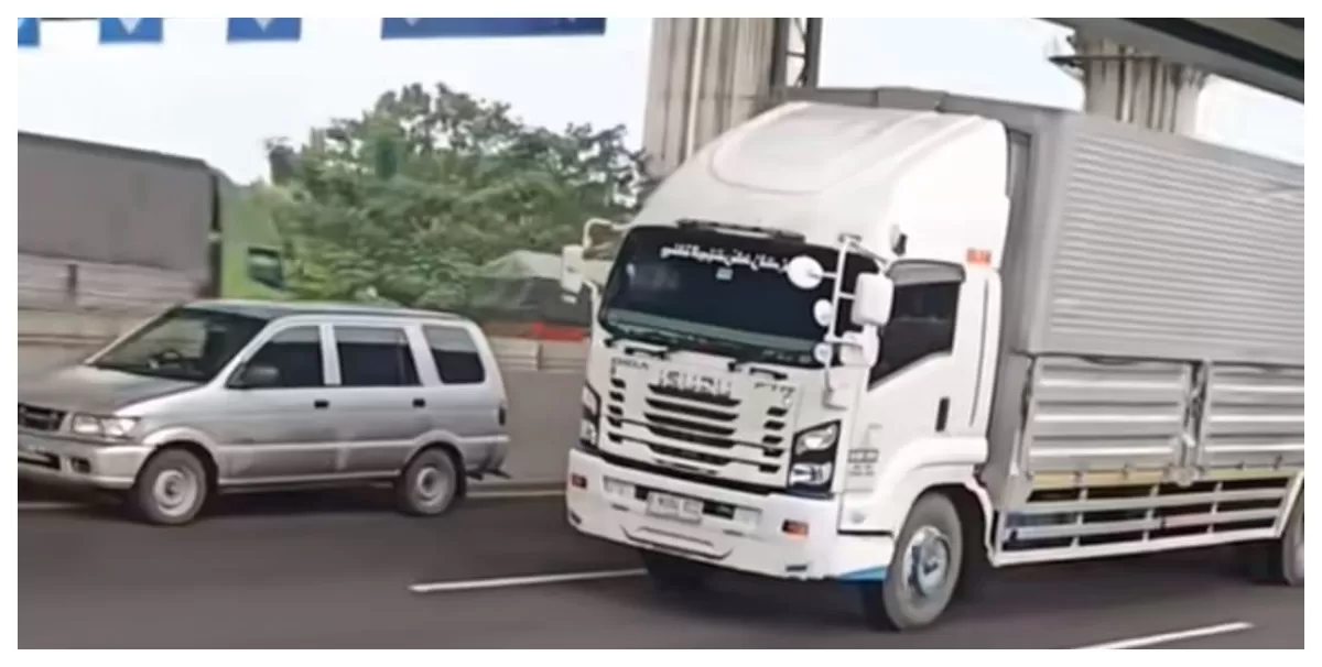 Viral di media sosial truk wingbox mengawal mobil Panther di Tol Japek. (TikTok / nedy15a)
