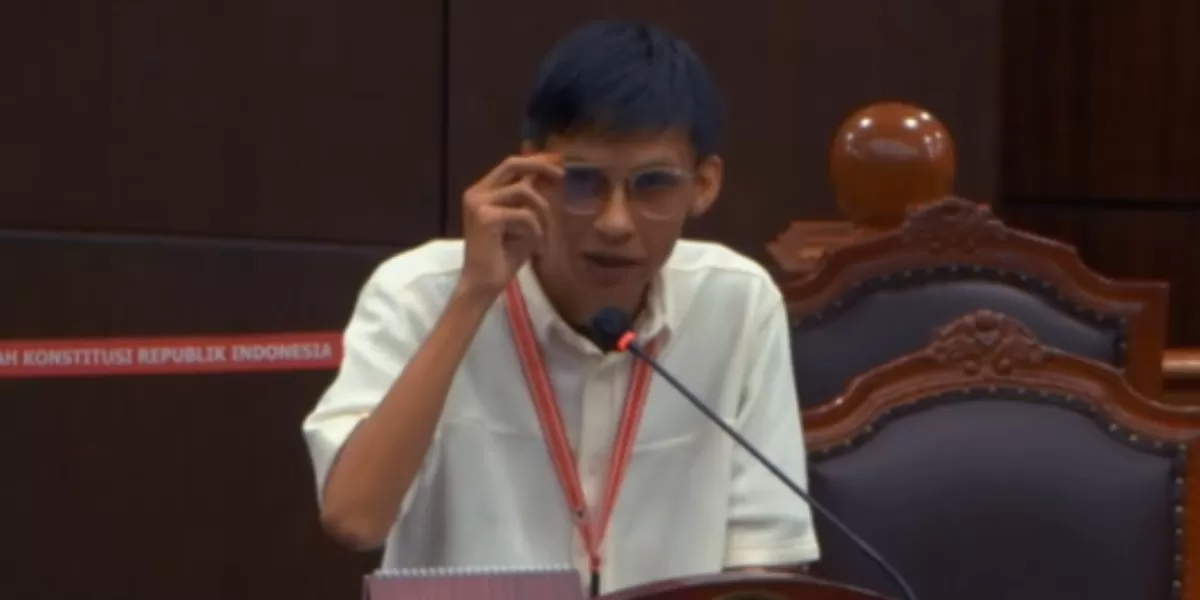 Menyoroti penuturan pemohon uji materi UU Nomor 12 Tahun 1980 di sidang MK, ihwal jaminan hak pensiun seumur hidup bagi pejabat DPR. (YouTube.com / Mahkamah Konstitusi RI)