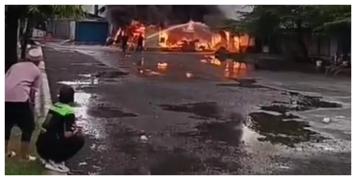 Detik-detik terbakarnya lapak Semi permanen Pasar loak Adiwerna, Tegal (Agus R)