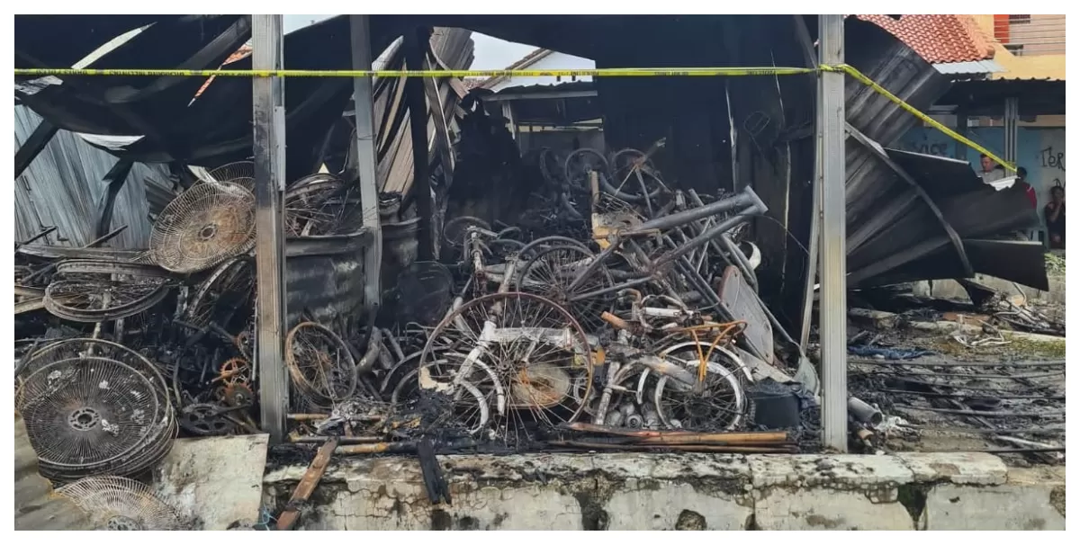 Polisi memasang Police line , pada tumpukan korban kebakaran pasar adiwerna Tegal,(Agus R)