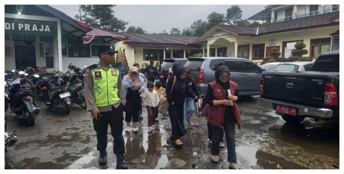 Polisi Pemalang Amankan Puluhan Pengungsi akibat longsor (agus R)