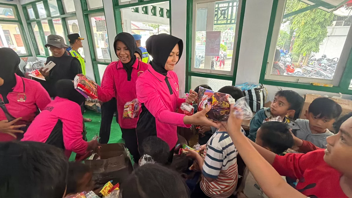 Ibu ibu Bhayangkari beri trauma healing pada korban banjir bandang ( Agus R)