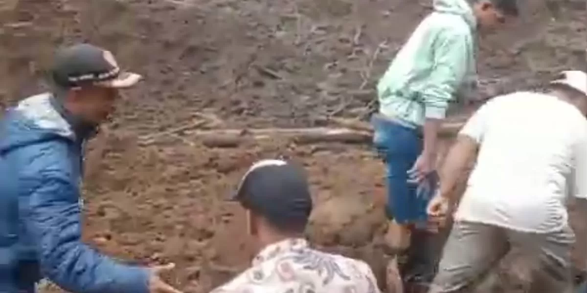 Warga sedang mencari 2 orang Korban tertimbun Tanah longsor di Bongas, Pemalang (Agus R)