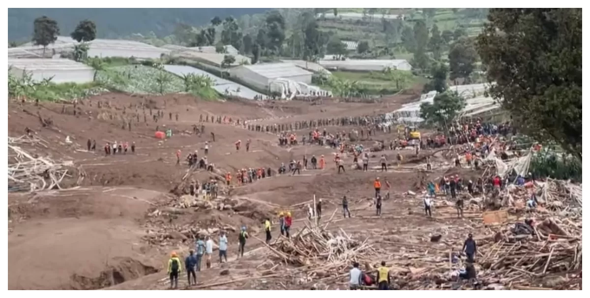 Cerita warga Cisarua, Kabupaten Bandung Barat saat tanah longsor menghantam rumah. (Instagram/gumihooo15)