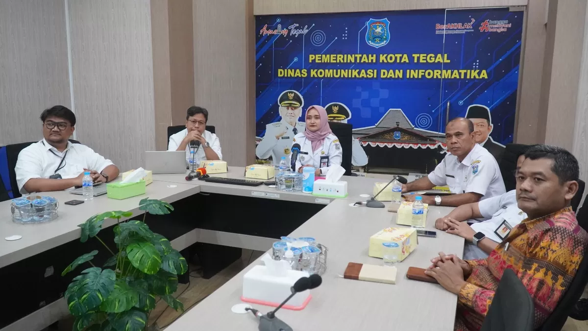 Wakil Walikota Tegal dan BI tegal meningkuti Telekonrefence (Hidayatulloh)
