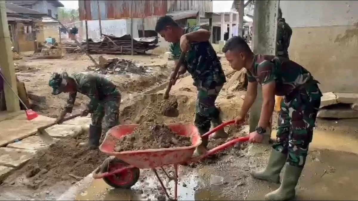 Sinergi TNI&ndash;Polri Percepat Pemulihan Sumbar: Bersihkan Pasar hingga Rumah Warga