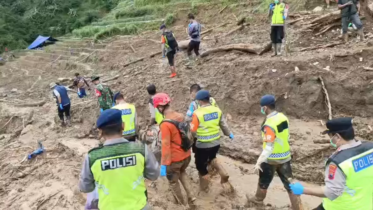 Proses Evakuasi korban kedua longsor di Pemalang (Agus R)