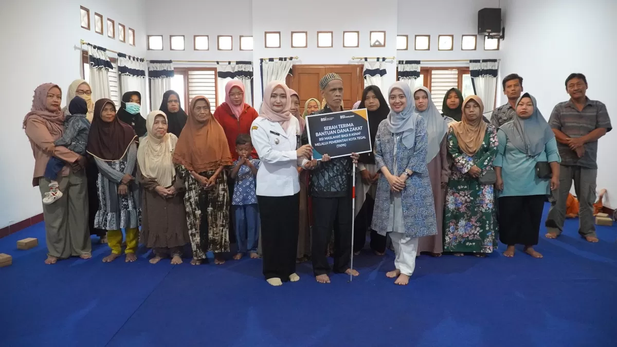 Wakil Walikota Tegal Bersama Perwakilan BSi Tegal Serahkan Bantuan (AGUS R)