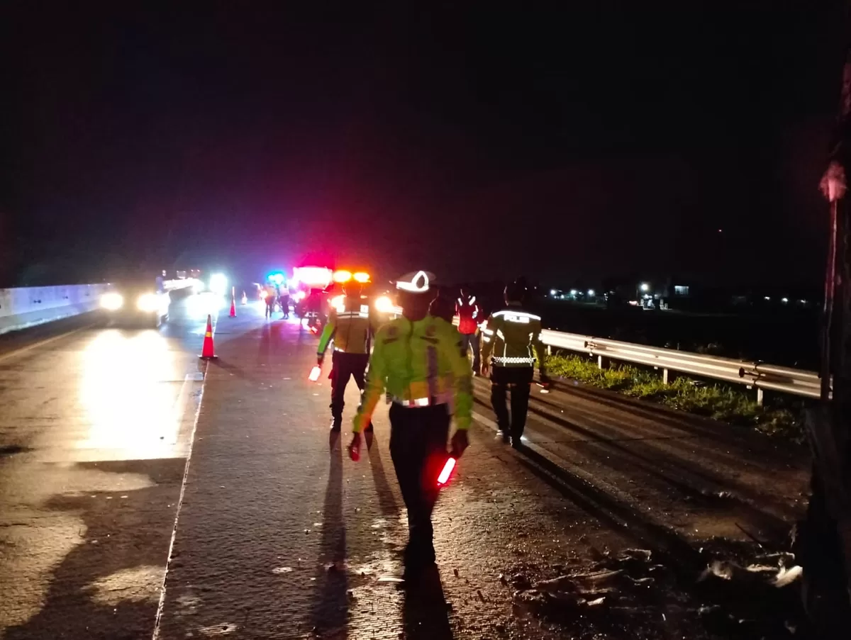 Unit Lakalantas Pemalang Mengamankan TKP Kebakaran Bus di tol Pemalang (Agus R)