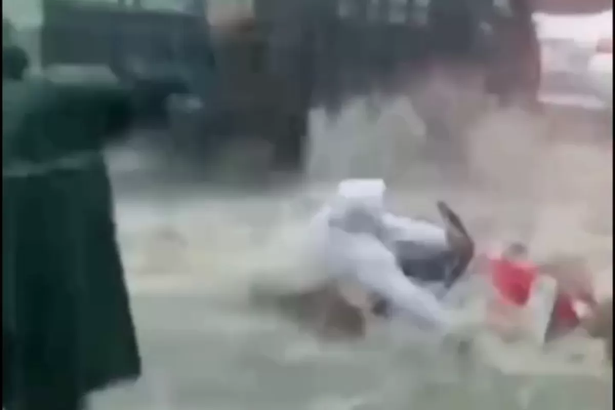 Detik detik Korban Terseret Arus Banjir ( crop FB/AGUS R)