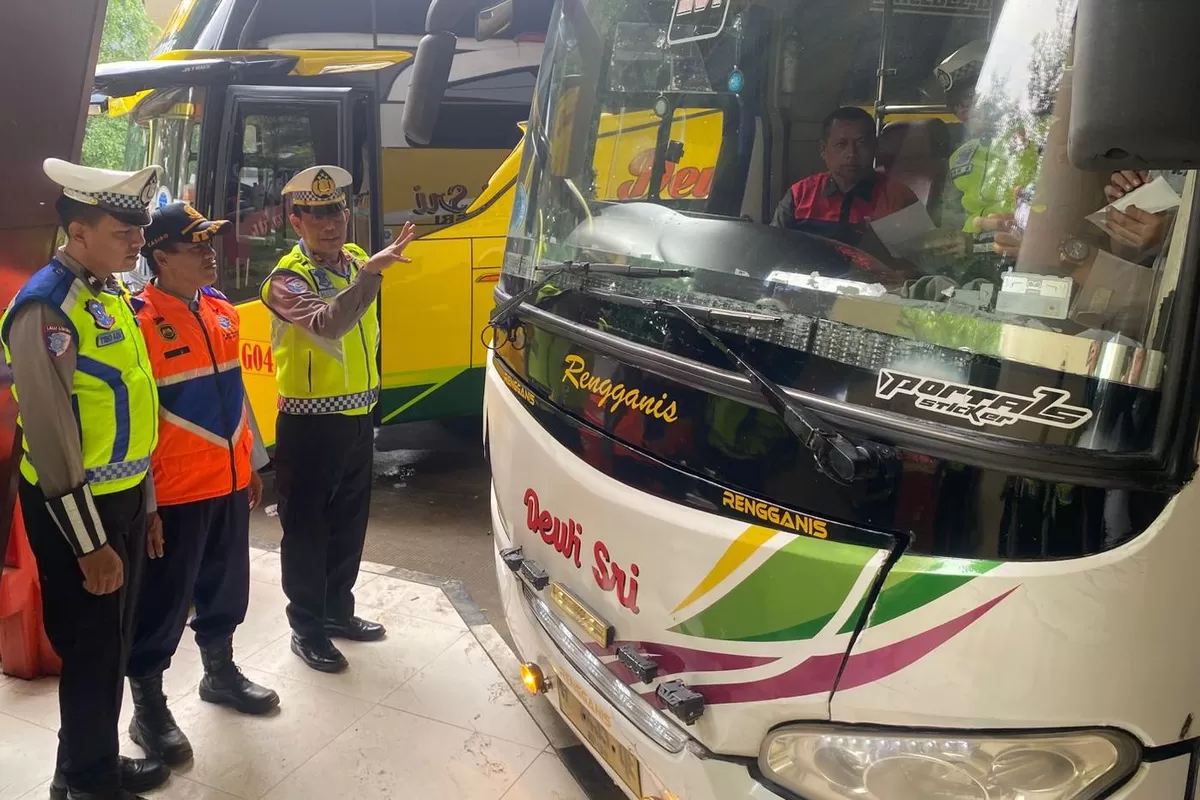 Aparat polres Tegal Kota Lakukan Pengecekan Bus DI Terminal Kota Tegal (Agus R)