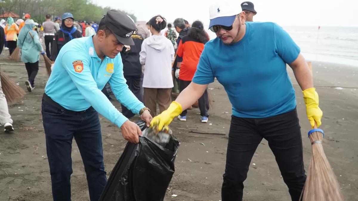Walikota Tegal Bersama warga sedang melakukan aksi bersih bersih di Pantai Kota Tegal (Agus R)