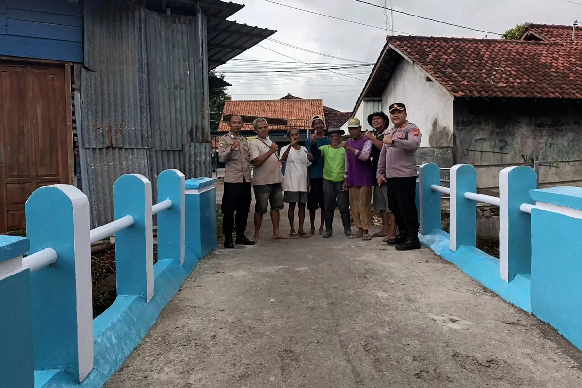 Jembatan yang direnovasi oleh Polisi Tegal bersama Warga ( Agus R)