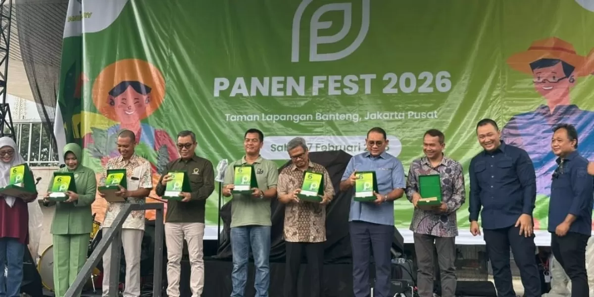 CEO Promedia, Agus Sulistriyono saat menerima penghargaan untuk Promedia Group sebagai Kolaborator Diseminasi Informasi dan Publikasi Ketahanan Pangan di Panen Fest 2026. (Dok. Promedia)
