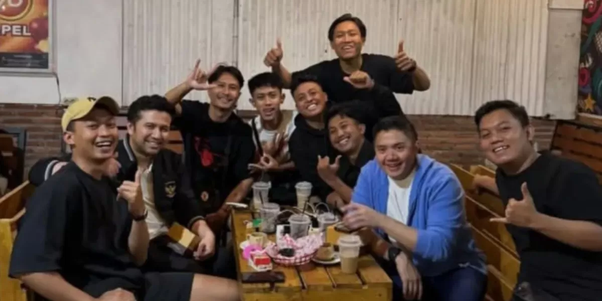 Sekretaris Kabinet (Seskab), Teddy Indra Wijaya nonton bareng warga di Malang terkait laga final Timnas Futsal Indonesia di ajang AFC Futsal 2026. (Dokumentasi Pribadi)