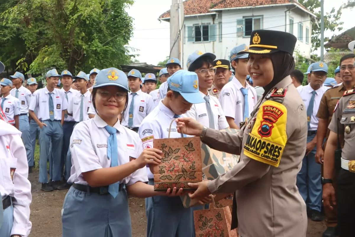 Wakapolresta Tegal Bersama Pelajar Saat Sosialisasi Keselamatan Berkendara (AGUS R)