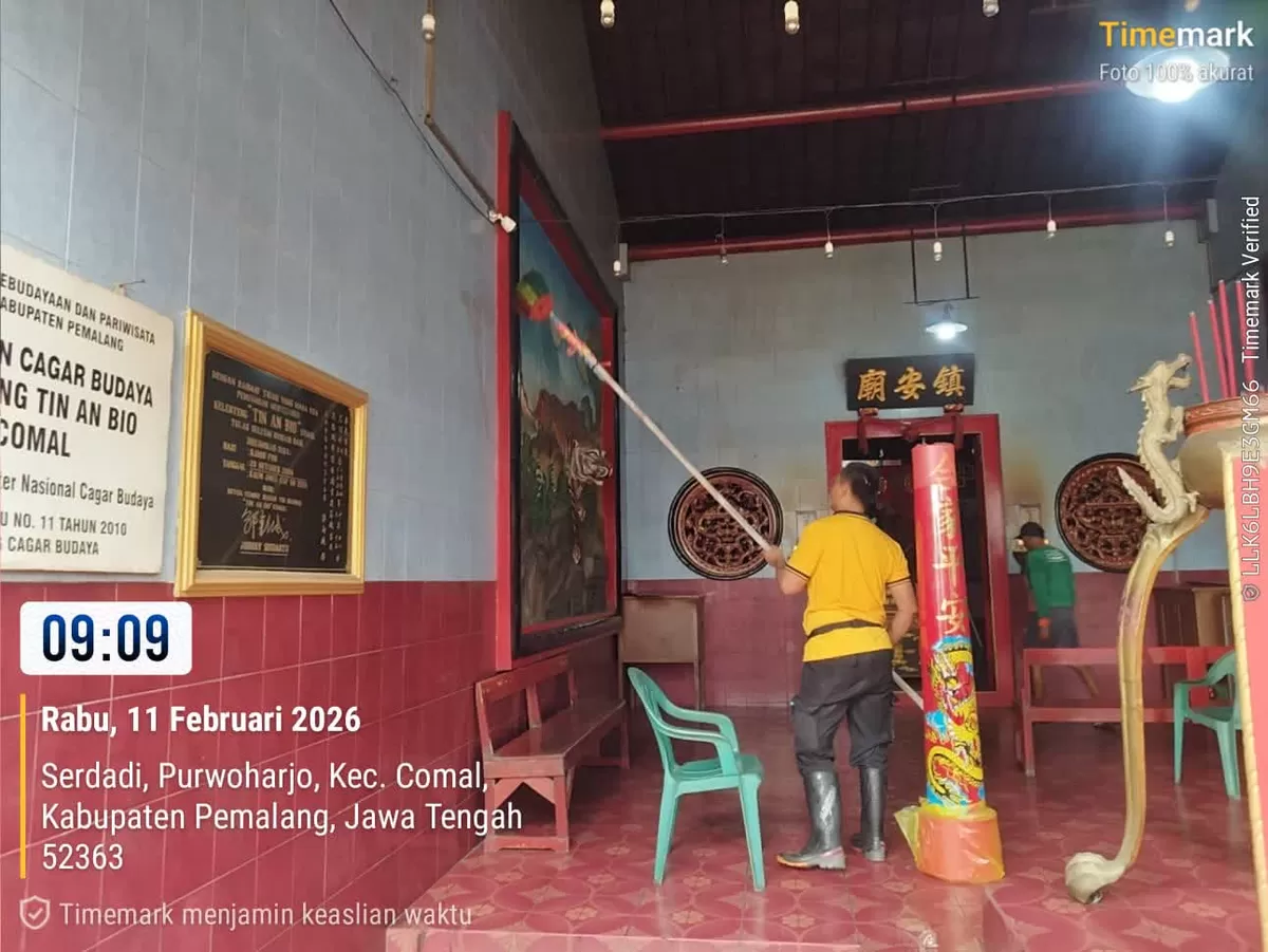 Klenteng Tin An Bio Siap Sambut Imlek 2026, Polsek Comal Bantu Bersih-Bersih