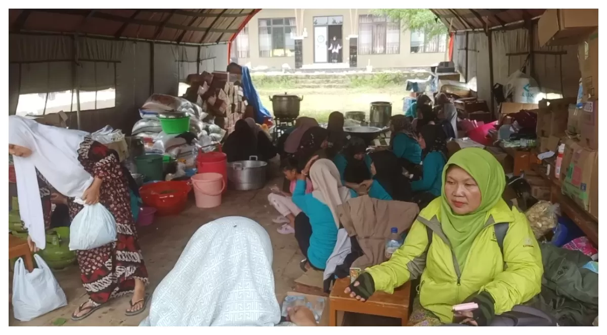 Suasana dapur umum di Posko Pengungsian Padasari Tegal (AGUS R)