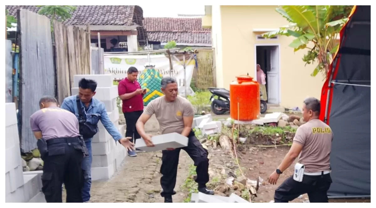Aparat Kepolisan Resort Tegal , dipimpin oleh Wakapolsek Lebaksiu Iptu Wawan Prasetyo, mendirikan tenda pengungsi (AGUS R)