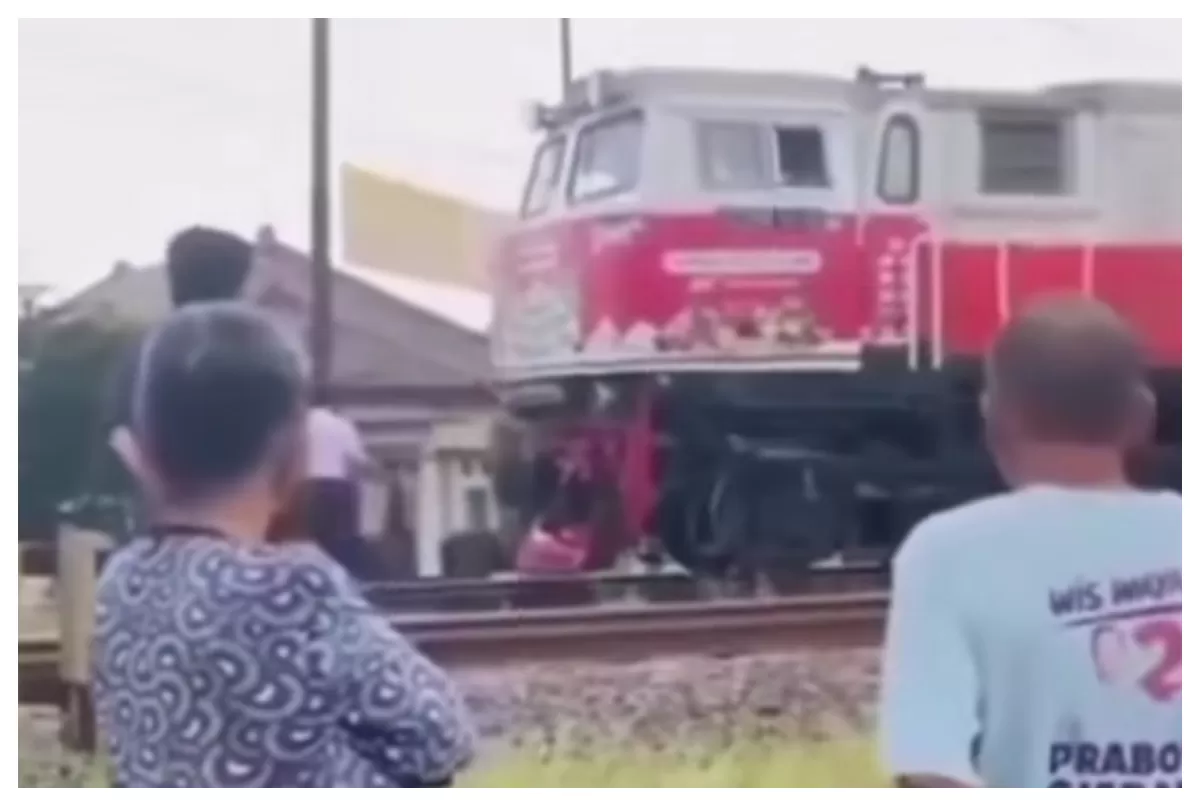 Kereta Api Berhenti Usai Kejadian Tabrak 3 Sisiwi Putri ( AGUS R)
