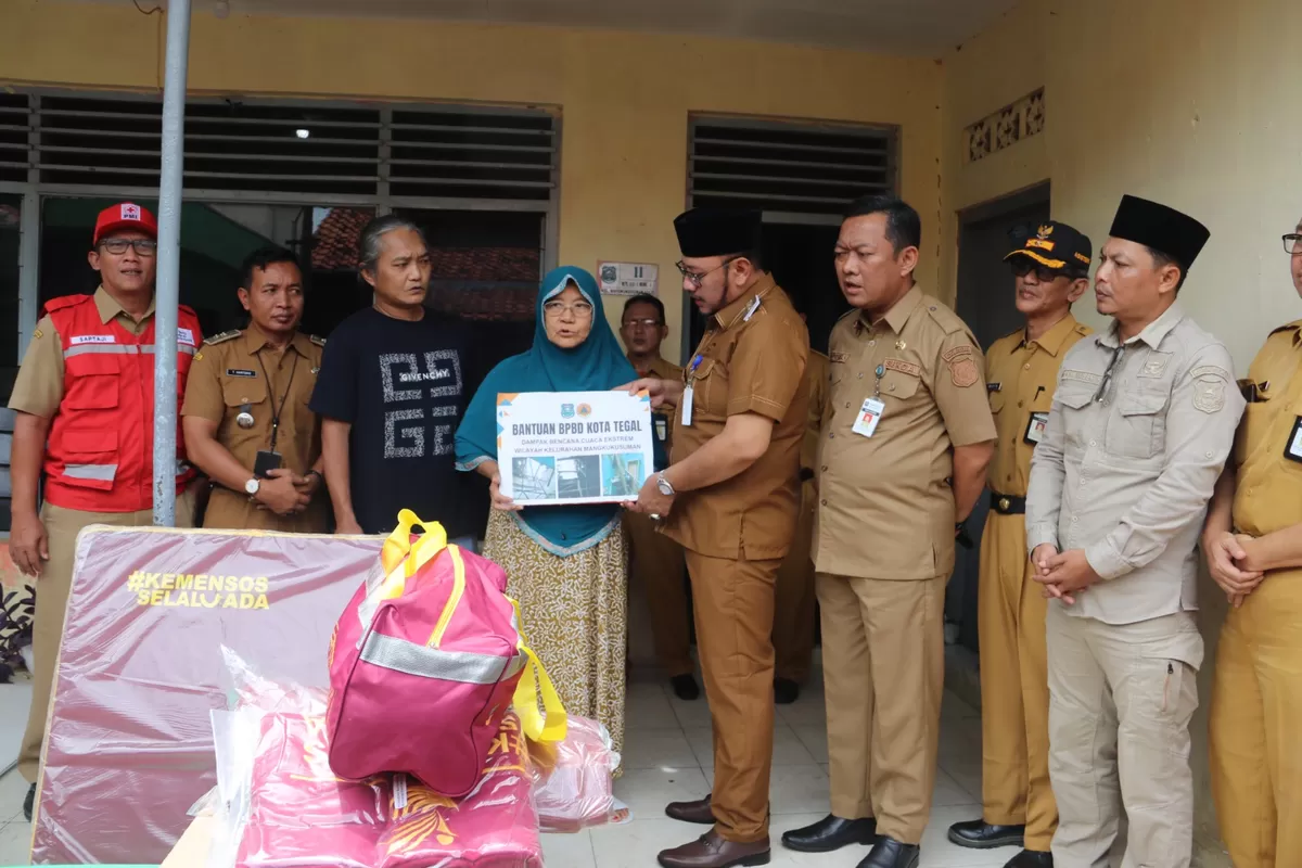 Pemberian Bantuan kepada Suminah , yang rumahnya roboh Diterjang Angin (AGUS R)