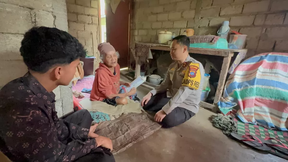 Kapolres Solok Selatan Serahkan Bansos kepada Lansia di Sangir Jujuan Pada Awal Ramadan 1447 H  