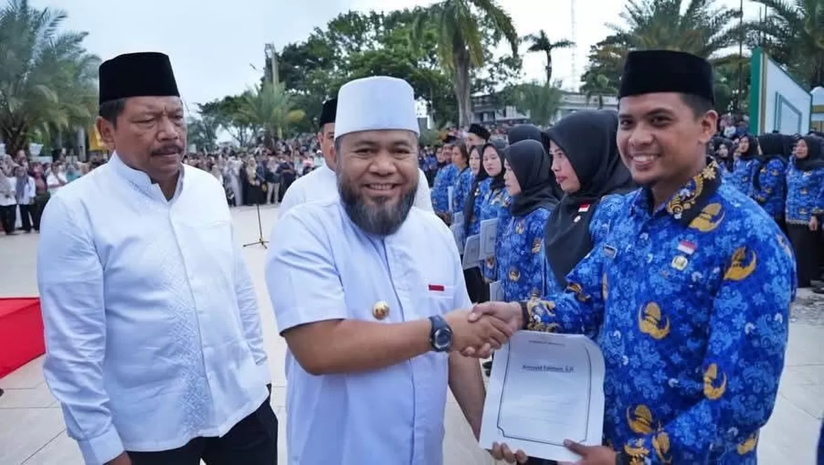 Gubernur Bengkulu, Helmi Hasan didampingi Wagub Mian menyerahkan secara simbolis SK pengangkatan terhadap ribuan PPPK Paruh Waktu di lingkup Pemprov Bengkulu, Rabu 31 Desember 2025.(Foto/Ist)  