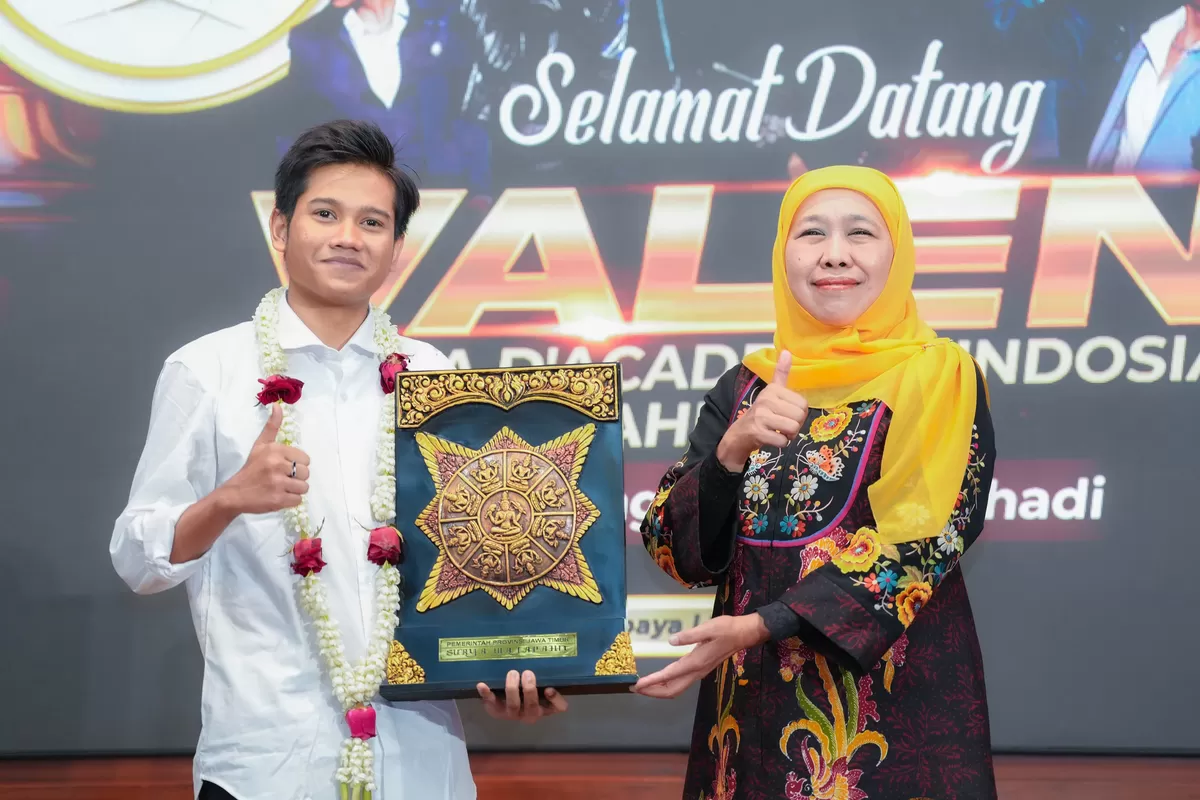 Valen (kiri) bersama Gubernur Jatim Khofifah Indar Parawansa di Gedung Negara Grahadi, Surabaya, Kamis (1/1/2026). (Ist).