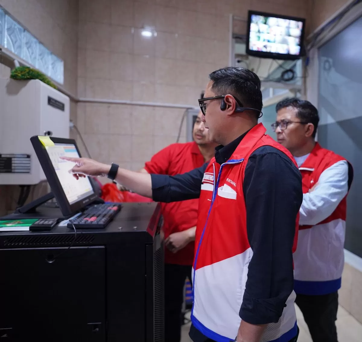 Executive General Manager Pertamina Patra Niaga Regional Sulawesi, Deny Sukendar dan&nbsp;jajaran tim manajemen mengecek langsung ke sejumlah SPBU pada malam pergantian tahun. (Ist)