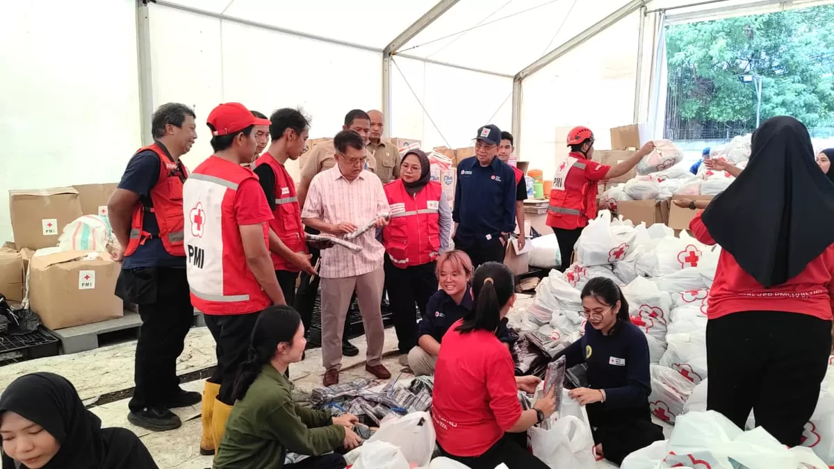 M Jusuf Kalla meninjau peralatan pendidikan dan logistik yang akan dikirim di Jalan Gatot Subroto, Jakarta Selatan, Kamis (01/01/2026). (Ist)