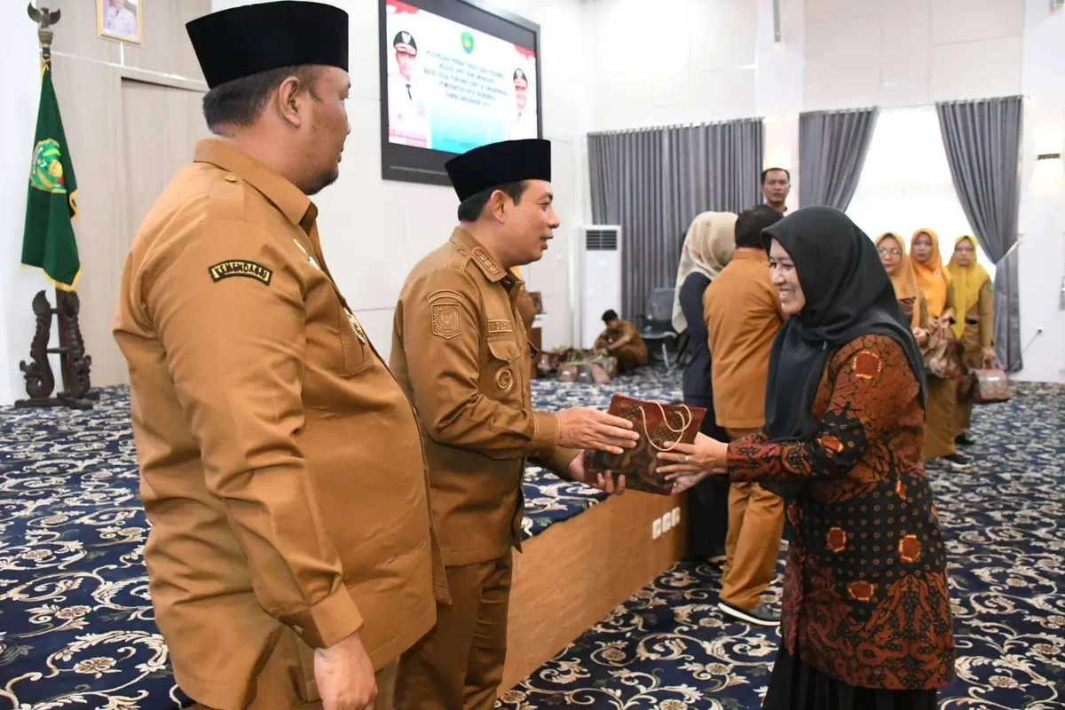 Wali Kota dan Wawali Bengkulu, Dedy Wahyudi-Roni Tobing melas ratusan ASN Pemkot Bengkulu yang memasuki masa pensiun terhitung Januari 2026. (Foto/Ist)