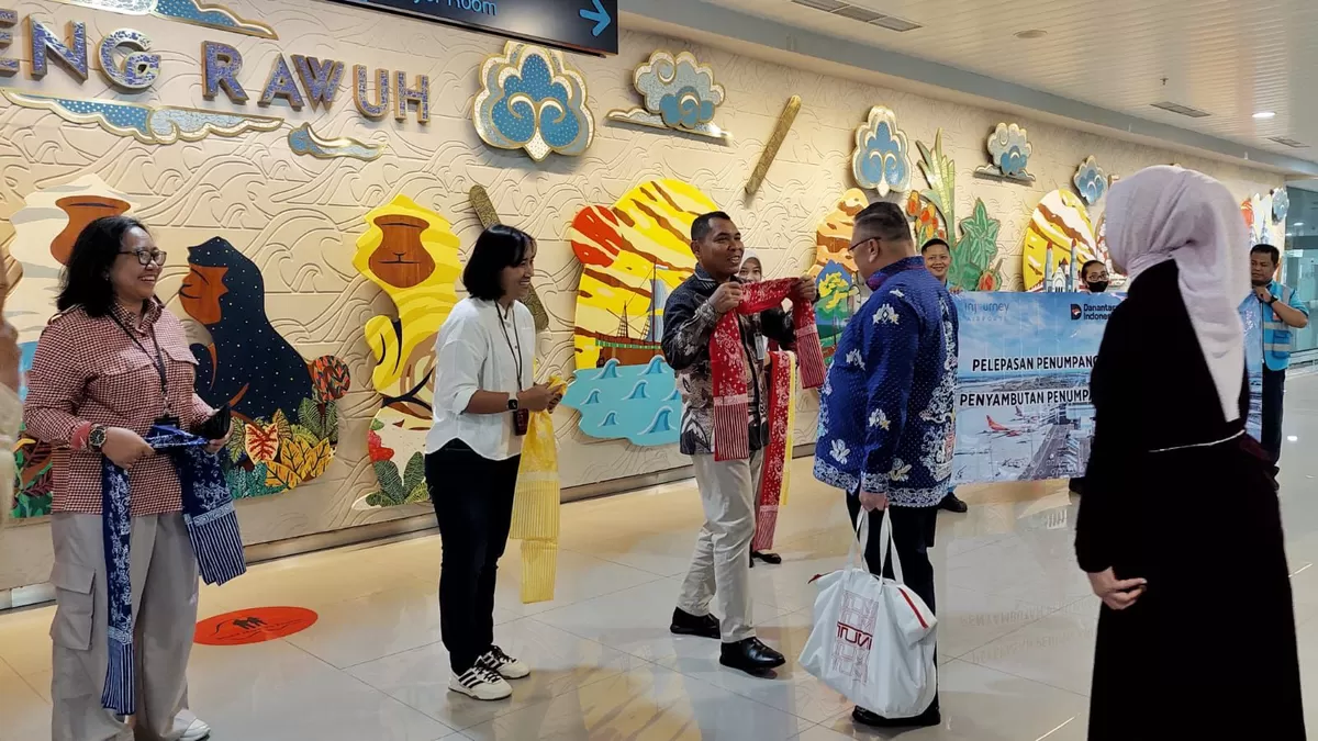 Penumpang perdana Lion Air rute Banjarmasin&ndash;Semarang disambut hangat dengan pengalungan batik dan souvenir sebagai simbol optimisme peningkatan penerbangan di tahun 2026.