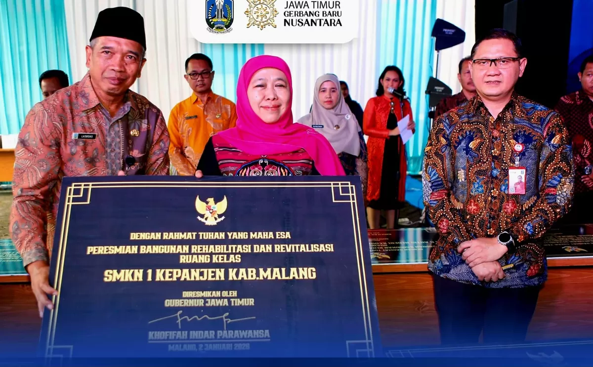 Gubernur Jatim Khofifah Indar Parawansa didampingi Kepala Dinas Pendidikan Aries Agung Paewai menunjukkan prasasti peresmian sarana  prasarana dan revitalisasi 38 sekolah di Malang Raya. (Ist)