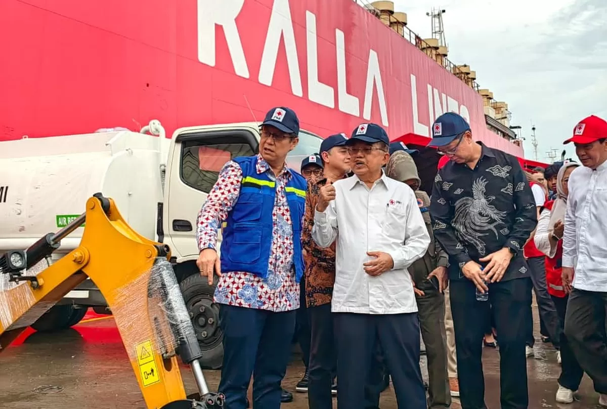 Ketua Umum PMI Jusuf Kalla&nbsp;melepas keberangkatan Kapal Kemanusiaan gelombang kedua ke Sumatera dan Aceh di Dermaga Domestik Terminal Khusus Kendaraan Pelabuhan Tanjung Priok, Jakarta Utara,Jumat (2/2)