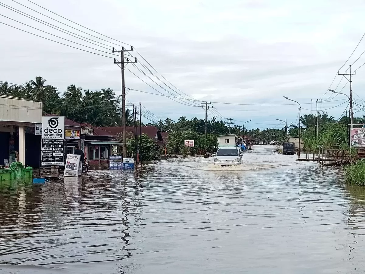 Jalan Tanjung Agung, Kelurahan Muara Bangkahulu tergenang banjir akibat hujan deras melanda wilayah ini selama dua hari sejak Jumat hingga Sabtu pagi.(Foto/Ist)