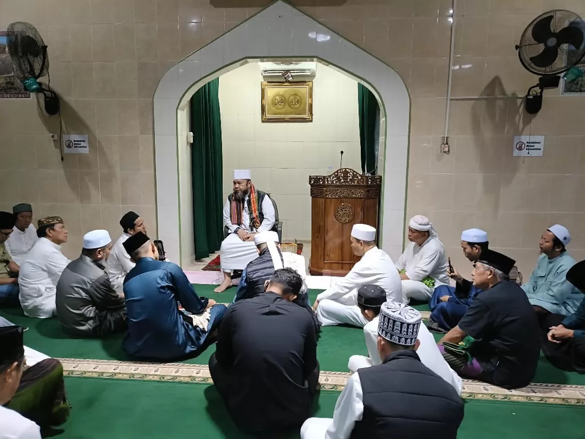 Gubernur Bengkulu, Helmi Hasan memberikan kultum kepada peserta Retreat Merah Putih ASN Pemprov Bengkulu di Masjid Nurul Islam Anggut Kota Bengkulu, Sabtu subuh 3 Januari 2026.(Foto/Ist)     