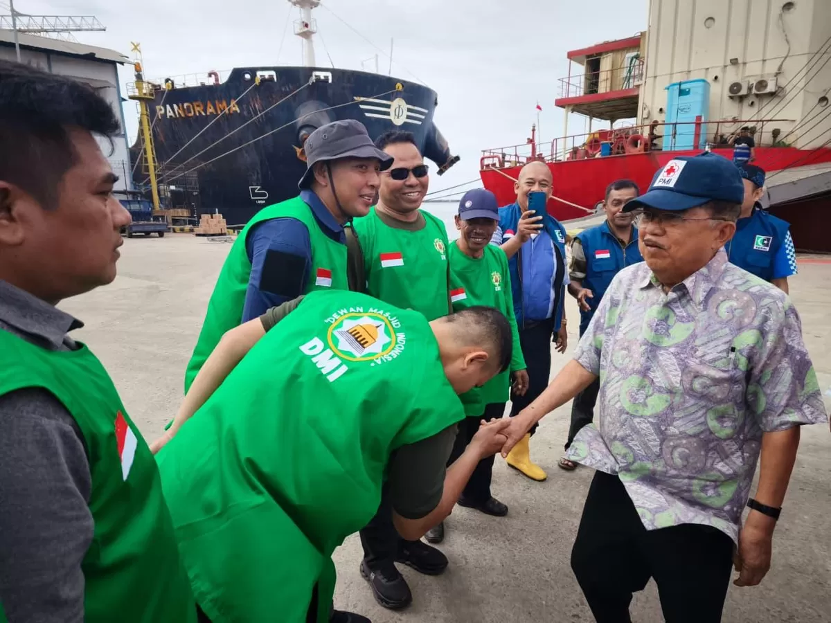 Jusuf Kallka melepas relawan di Dermaga Domestik Terminal Khusus Kendaraan Pelabuhan Tanjung Priok, Jakarta Utara, Minggu (4/1/2026). (Ist)
